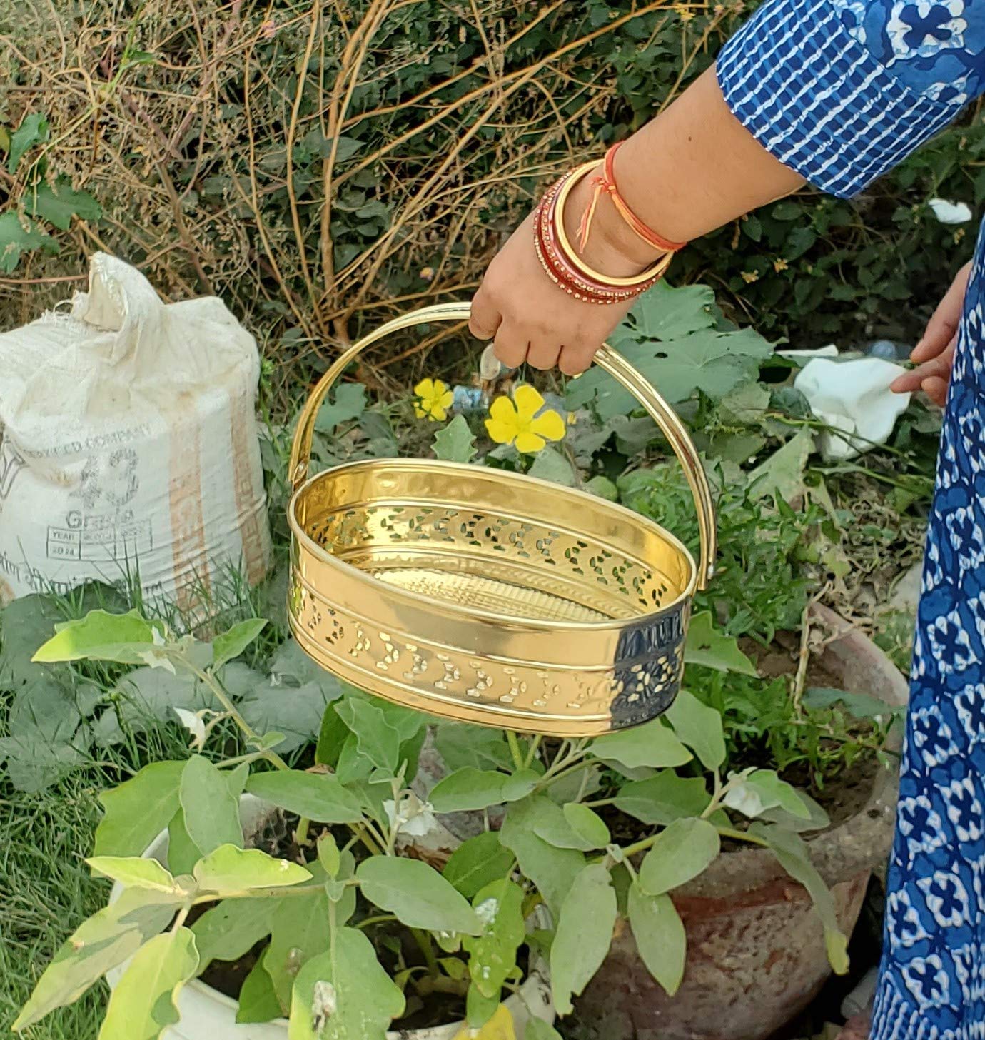 Pure Source India Brass Traditional Oval Shaped Pooja Basket Dalia, Golden Brass Pooja Basket | Decorative Puja Thali Accessory for Mandir, Aarti, Festivals, Wedding & Religious Ceremonies