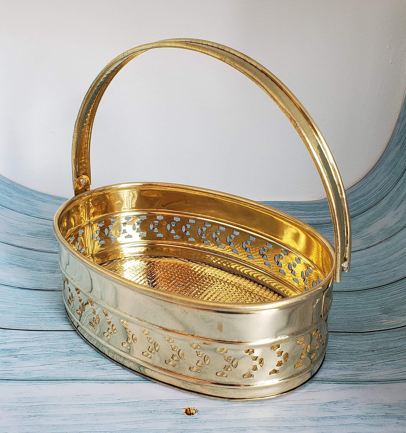 Pure Source India Brass Traditional Oval Shaped Pooja Basket Dalia, Golden Brass Pooja Basket | Decorative Puja Thali Accessory for Mandir, Aarti, Festivals, Wedding & Religious Ceremonies
