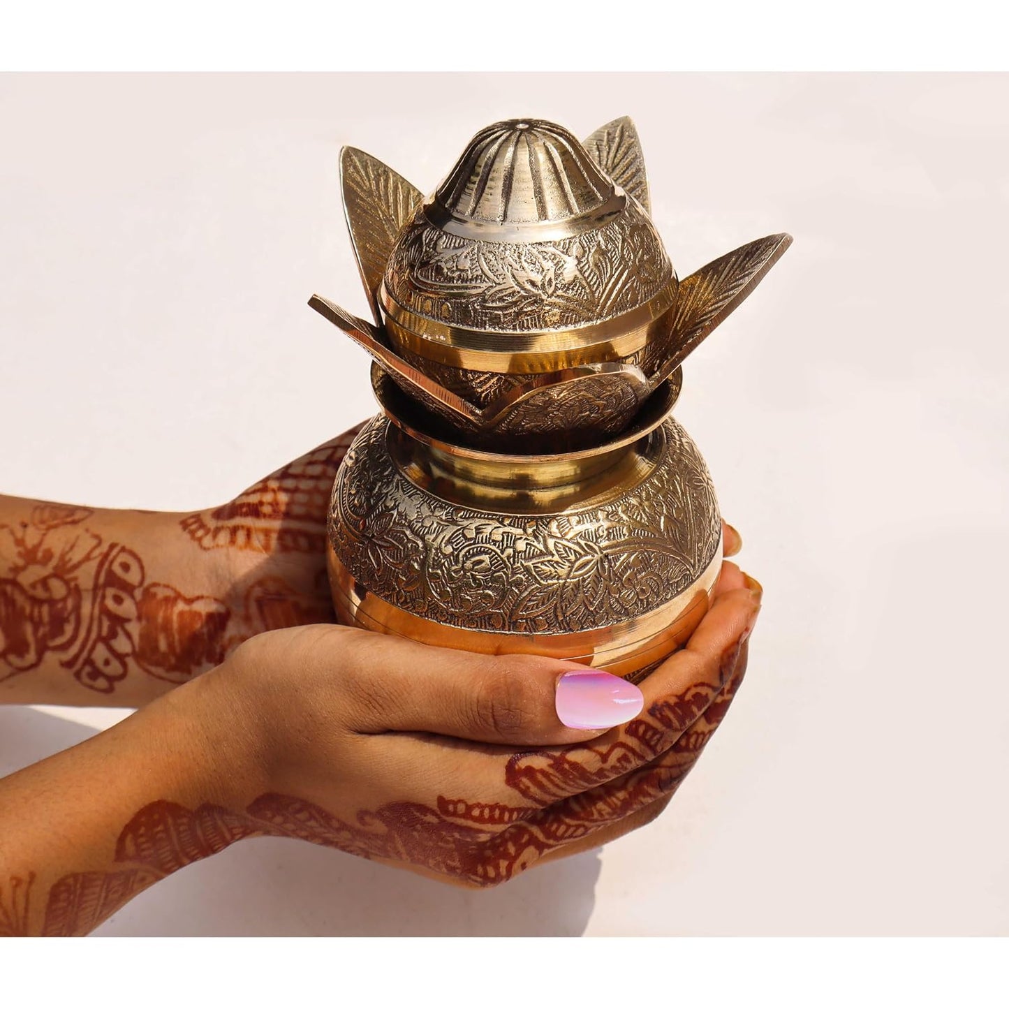 Pure Source India Brass Kalash with Leaves & Coconut, 7.5 Inch Golden Kalash Showpiece | Traditional Pooja Kalash for Puja, Wedding, Housewarming, Religious Ceremonies, Festivals & Home Decor