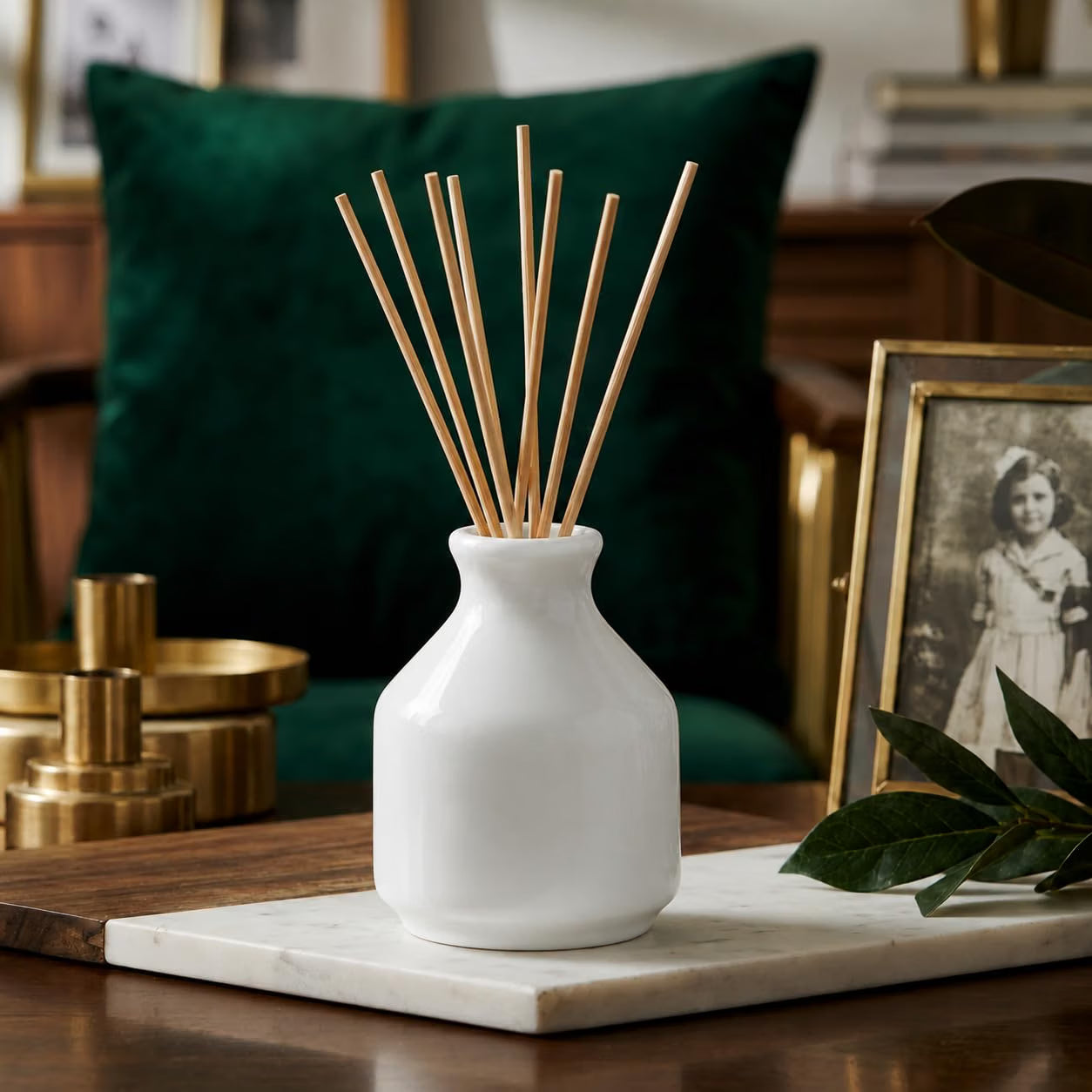Pure Source India Elegant Ceramic Reed Diffuser Pot (White) – Decorative Aroma Diffuser Vase for Living Rooms, bedrooms, bathrooms, Offices, and entryways (White)